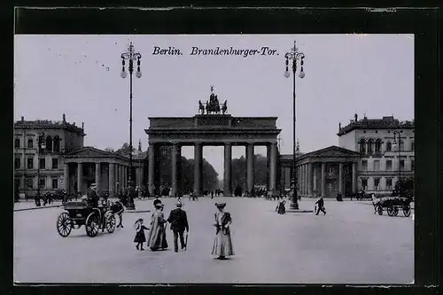 AK Berlin, Brandenburger Tor und Kutsche
