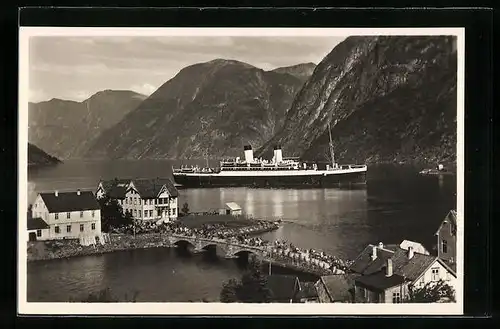 AK Hellesylt, Passagierschiff vor Anker