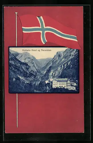 AK Stalheim og Naerodalen, Hotel und schmales Tal, norwegische Nationalfahne