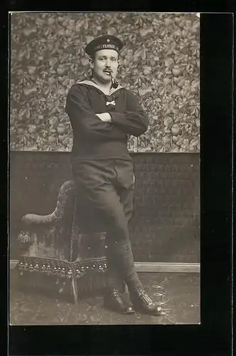 Foto-AK Matrose in Uniform mit Mützenband der Marine-Flieger-Abteilung