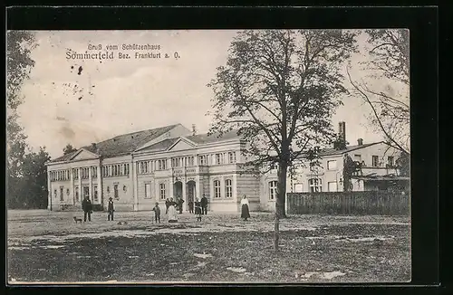 AK Sommerfeld, Gasthof und Schützenhaus mit Passanten