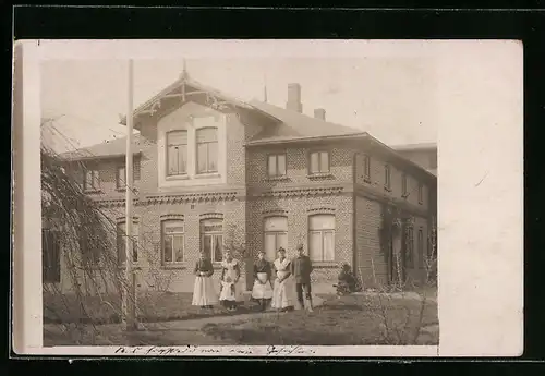 Foto-AK Heinkenborstel, Haus Wichmann mit Familie im Vordergrund 1912