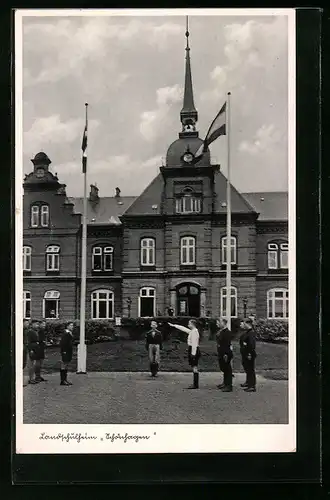 AK Schönhagen, Knaben beim Fahnenappell mit gruss vor dem Landschulheim Schönhagen