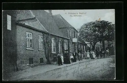 AK Kl.-Waabs, H. Petersens Gasthof mit Einwohnern und Strasse