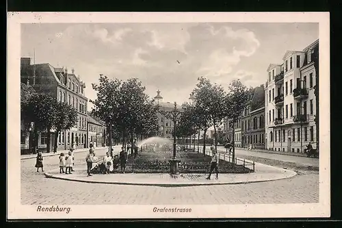 AK Rendsburg, Partie in der Grafenstrasse - Anlagen mit Gärtner und Kindergruppe