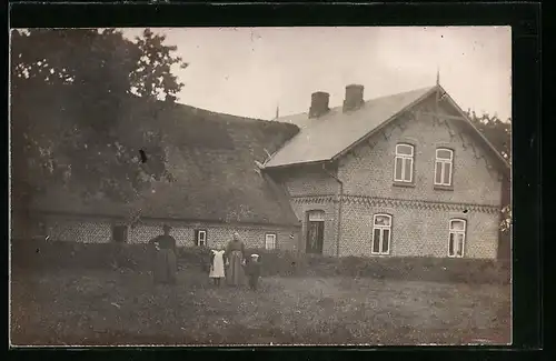 Foto-AK Hohenwestedt, Haus Voss, ca. 1912, mit Frauen und Kindern