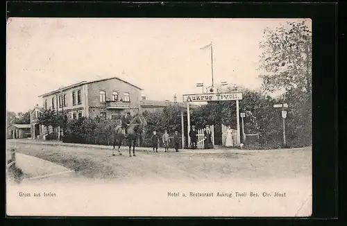 AK Innien, Hotel und Restaurant Aukrug Tivoli von der Strasse gesehen, mit Reiter