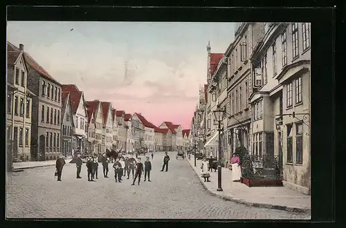 AK Uelzen, Partie in der Lüneburgerstrasse mit Schülergruppe