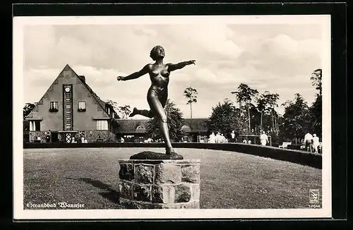 AK Berlin-Wannsee, Statue einer nackten Athletin im Strandbad