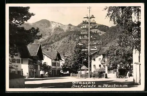 AK Grassau, Strassenpartie am Dorfplatz mit Maibaum