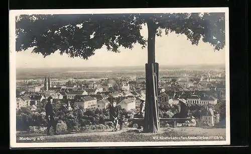 AK Marburg a. Drau, Zwei Jungen blicken von oben auf die Stadt