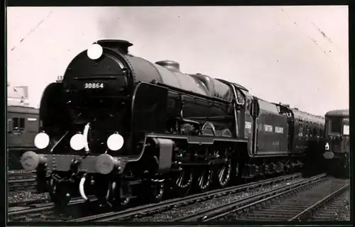 Fotografie britische Eisenbahn, Personenzug mit Dampflok, Tender-Lokomotive Nr. 30864