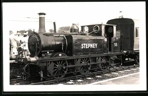 Fotografie britische Eisenbahn, Personenzug mit Dampflok, Lokomotive Stepney Nr. 55