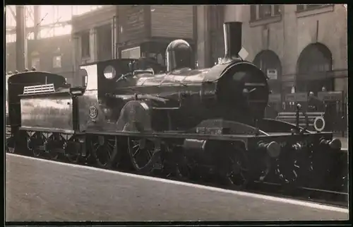Fotografie britische Eisenbahn, Personenzug mit Dampflok, Tender-Lokomotive Nr. 583