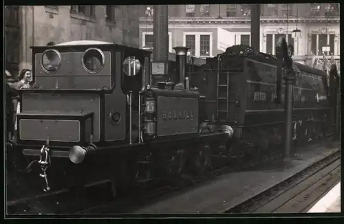 Fotografie britische Eisenbahn, Rangierlok - Lokomotive Boxhill rangiert einen Tender