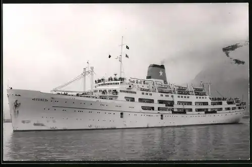 Fotografie Dampfer - Passagierschiff Sydney bei langsamer Fahrt