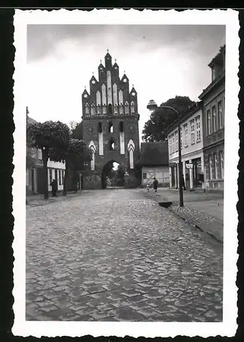 Fotografie unbekannter Fotograf, Ansicht Neubrandenburg, Neues Tor der alten Stadtmauer