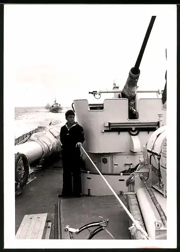 Fotografie Kriegsschiff der Bundesmarine, Matrose an Deck neben Flak-Geschütz