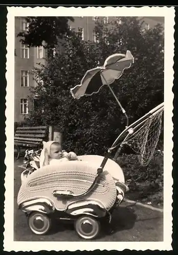 Fotografie Baby im Kinderwagen mit Sonnenschirm