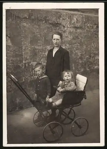 Fotografie Mutterglück, Mutter mit Knabe im Matrosenanzug & Mädchen im Kinderwagen 1928