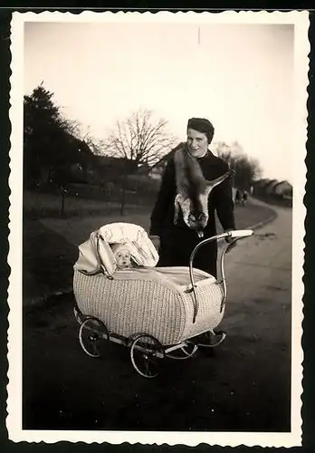 Fotografie Mutterglück, Mutter mit Fuchspelz & Baby im Kinderwagen
