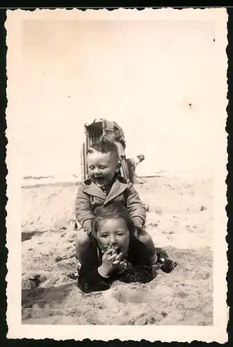 Fotografie glückliche Kinder spielen am Strand