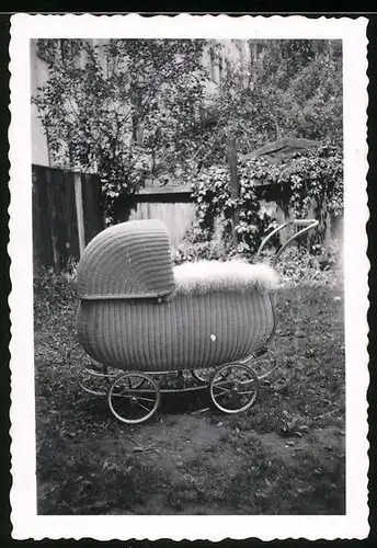 Fotografie Kinderwagen aus geflochtenem Korb im Garten stehend