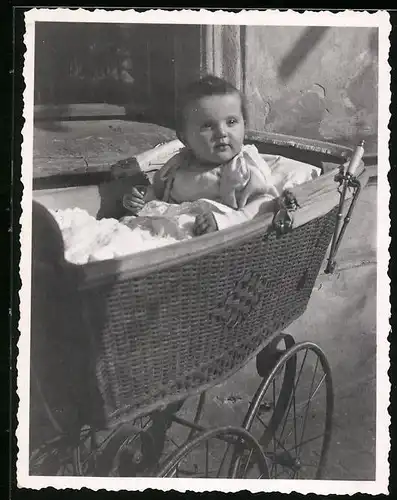 Fotografie Baby im Kinderwagen sitzend