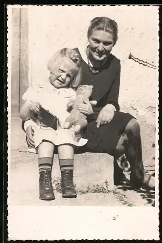 Fotografie Mutterglück, Mutter mit Tochter und Teddybär