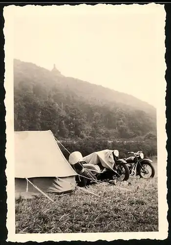 Fotografie Motorrad, Krad mit Steib Seitenwagen neben einem Zelt