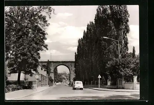 AK Apolda, Allee mit Bäumen vor dem Viadukt