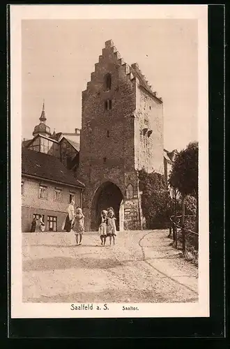 AK Saalfeld a. S., Mädchen vor dem Saaltor