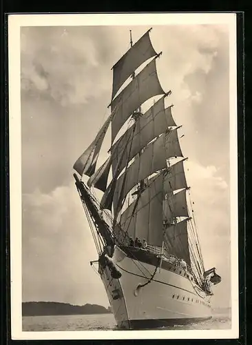 AK Segelschiff, Schulschiff Gorch Fock auf See, Kriegsmarine