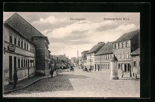 AK Sommerfeld /N.-L., Partie am Nikolaiplatz, mit Litfasssäule