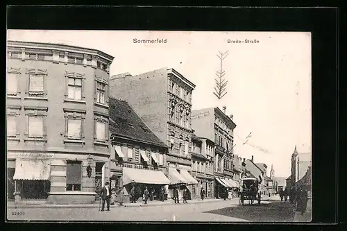 AK Sommerfeld /N.-L., Partie in der Breite-Strasse mit Geschäften und Blick auf Kirche