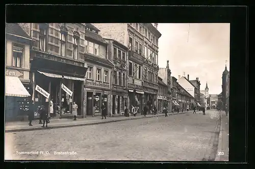 AK Sommerfeld /N.-L., Partie in der Breitestrasse mit Geschäften, Passanten und Blick auf die Kirche