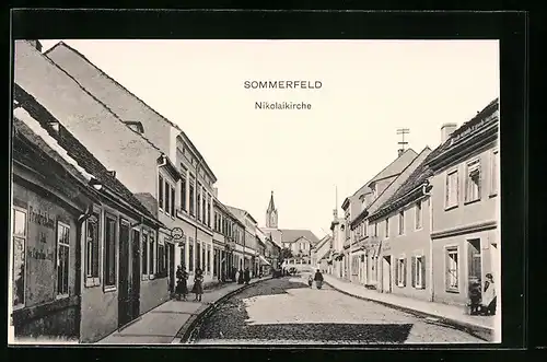 AK Sommerfeld /N.-L., Strassenpartie mit Geschäften und Blick zur Nikolaikirche