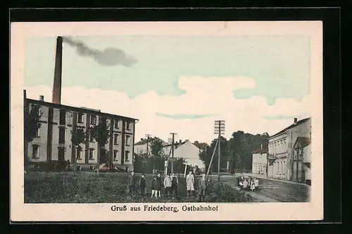 AK Friedeberg, Ortspartie mit Fabrikgebäude und Kindergruppe