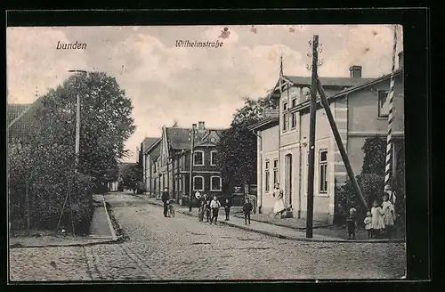 AK Lunden, Partie in der Wilhelmstrasse, mit Kindern und Passanten mit Fahrrad
