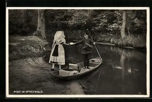 AK Post im Spreewald, Dame in Spreewälder Tracht, Briefträger auf dem Kahn