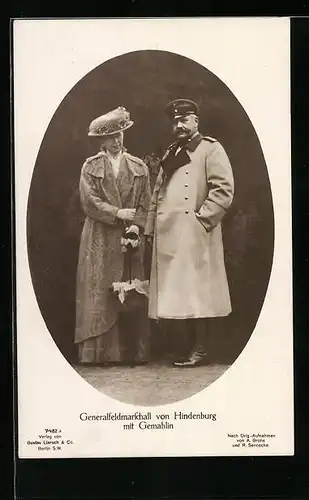 AK Generalfeldmarschall Paul von Hindenburg in Uniform mit Gemahlin