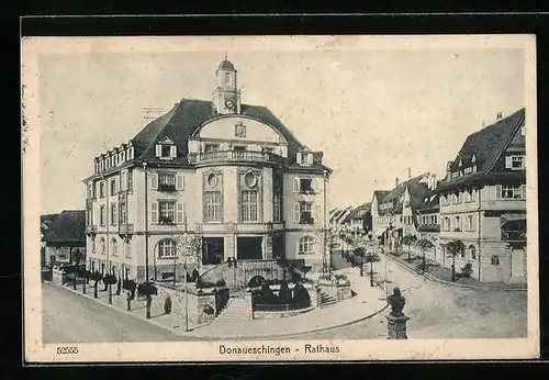 AK Donaueschingen, Rathaus mit Denkmal