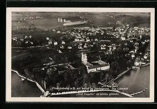 AK Friedrichshafen a. B., Schloss im Vordergrund, das Luftschiff Graf Zeppelin ist soeben gelandet