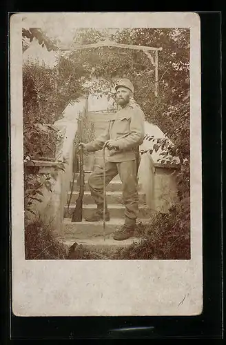 Foto-AK Österreichischer Soldat mit Gewehr und Wanderstock