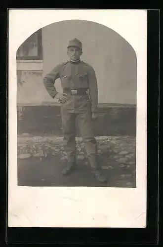 Foto-AK Junger österreichischer Soldat vor einer Hauswand