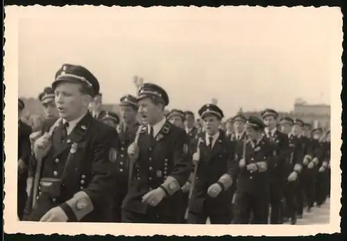 Fotografie Postzusteller / Postboten in Uniform mit Schirmmütze