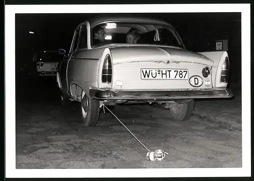 Fotografie Auto DKW F12, PKW mit Dosen am Auspuff festgebunden