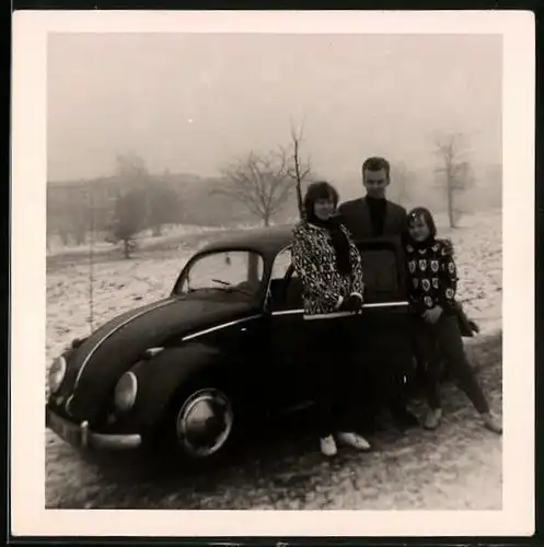 Fotografie Auto VW Käfer, Geschwister posieren am Volkswagen