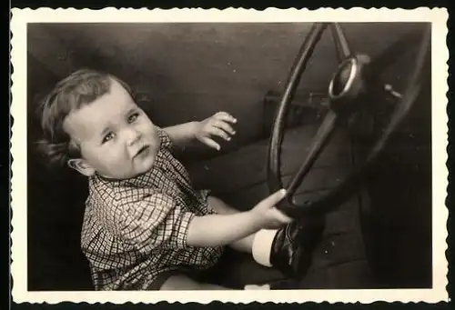 Fotografie Auto, Baby sitzt am Steuer eines PKW's