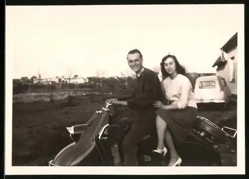 Fotografie Motorrad Heinkel Tourist, Paar auf Motorroller sitzend